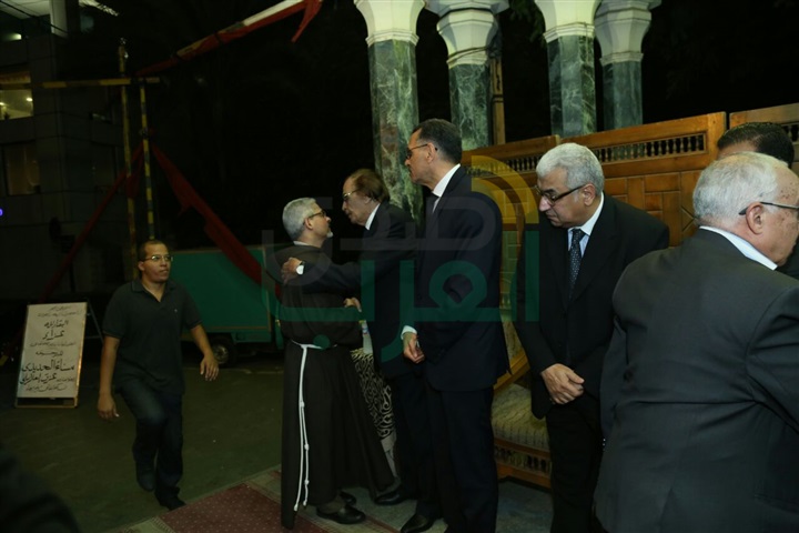بالصور.. الفخراني أول حضور عزاء زوجه الفنان عزت العلايلي بالصور.. الفخراني أول حضور عزاء زوجه الفنان عزت العلايلي