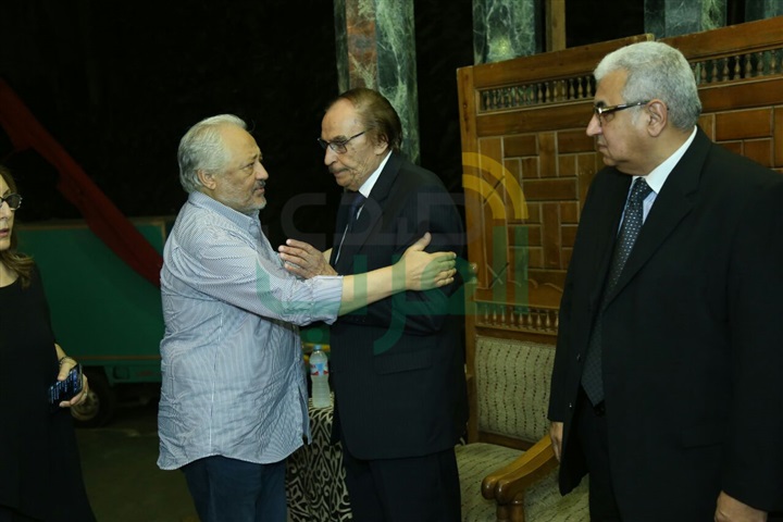 بالصور.. الفخراني أول حضور عزاء زوجه الفنان عزت العلايلي بالصور.. الفخراني أول حضور عزاء زوجه الفنان عزت العلايلي