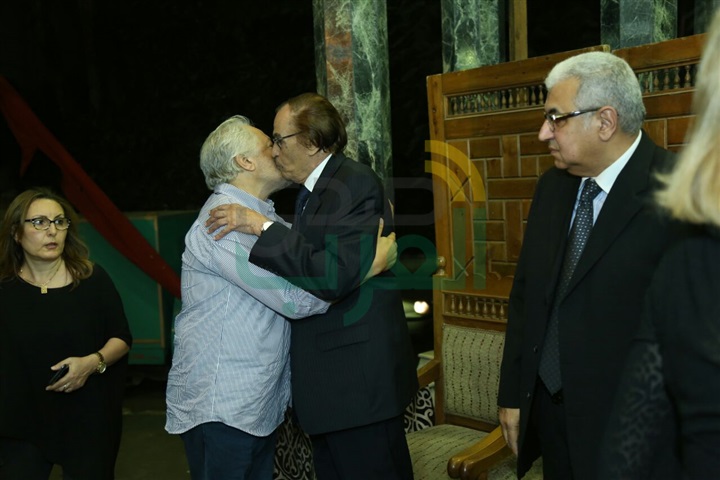 بالصور.. الفخراني أول حضور عزاء زوجه الفنان عزت العلايلي بالصور.. الفخراني أول حضور عزاء زوجه الفنان عزت العلايلي