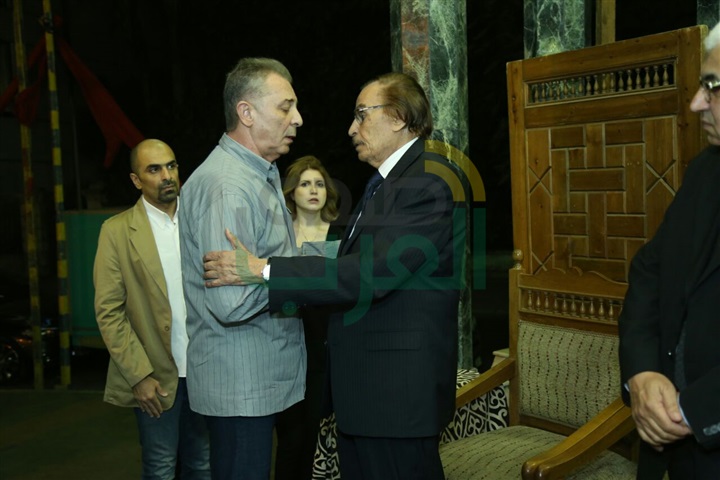 بالصور.. الفخراني أول حضور عزاء زوجه الفنان عزت العلايلي بالصور.. الفخراني أول حضور عزاء زوجه الفنان عزت العلايلي