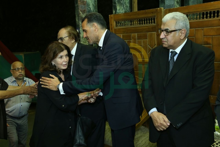 بالصور.. الفخراني أول حضور عزاء زوجه الفنان عزت العلايلي بالصور.. الفخراني أول حضور عزاء زوجه الفنان عزت العلايلي