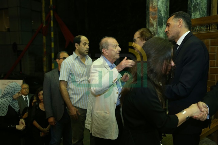 بالصور.. الفخراني أول حضور عزاء زوجه الفنان عزت العلايلي بالصور.. الفخراني أول حضور عزاء زوجه الفنان عزت العلايلي