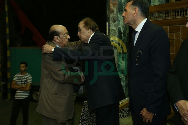 بالصور.. الفخراني أول حضور عزاء زوجه الفنان عزت العلايلي بالصور.. الفخراني أول حضور عزاء زوجه الفنان عزت العلايلي