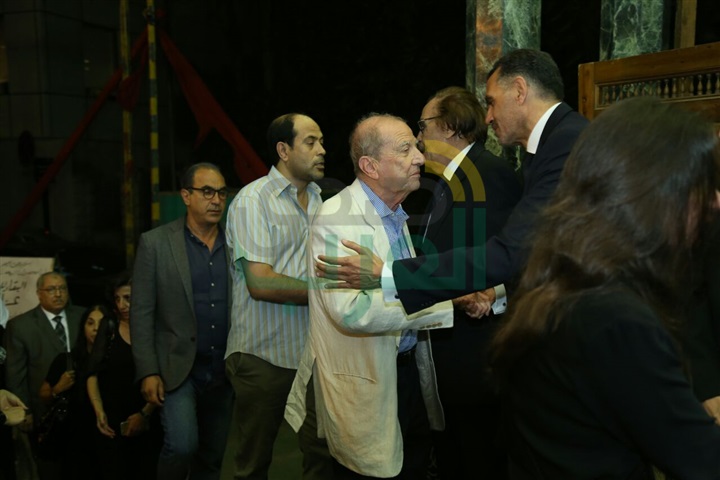 بالصور.. الفخراني أول حضور عزاء زوجه الفنان عزت العلايلي بالصور.. الفخراني أول حضور عزاء زوجه الفنان عزت العلايلي