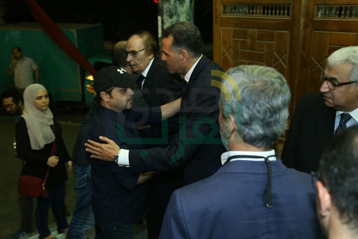 بالصور.. الفخراني أول حضور عزاء زوجه الفنان عزت العلايلي بالصور.. الفخراني أول حضور عزاء زوجه الفنان عزت العلايلي