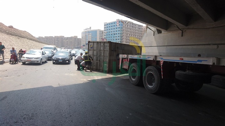 بالصور.. انقلاب "كونتينر" يتسبب في كثافات مرورية بنفق زهراء المعادي