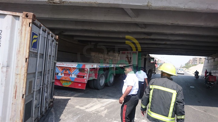 بالصور.. انقلاب "كونتينر" يتسبب في كثافات مرورية بنفق زهراء المعادي