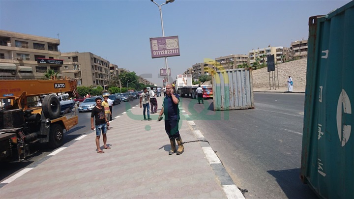 بالصور.. انقلاب "كونتينر" يتسبب في كثافات مرورية بنفق زهراء المعادي
