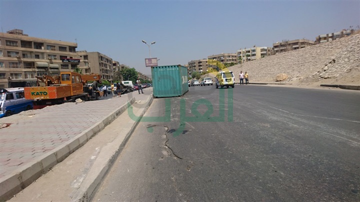 بالصور.. انقلاب "كونتينر" يتسبب في كثافات مرورية بنفق زهراء المعادي