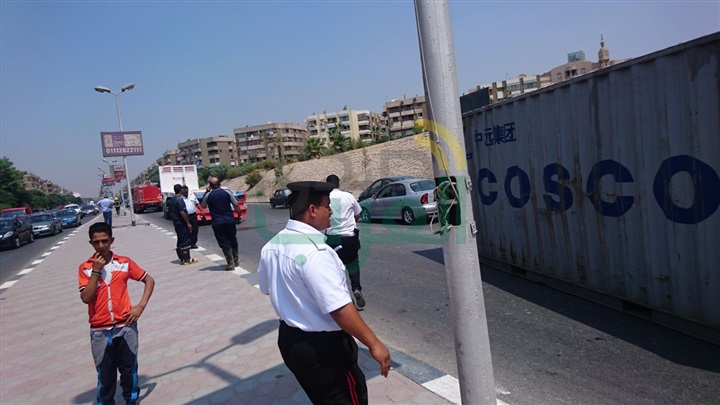 بالصور.. انقلاب "كونتينر" يتسبب في كثافات مرورية بنفق زهراء المعادي