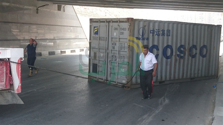 بالصور.. انقلاب "كونتينر" يتسبب في كثافات مرورية بنفق زهراء المعادي