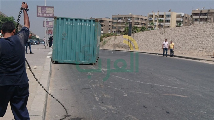 بالصور.. انقلاب "كونتينر" يتسبب في كثافات مرورية بنفق زهراء المعادي