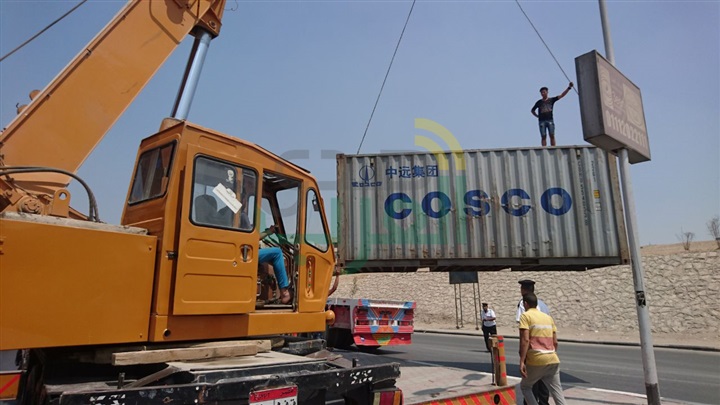 بالصور.. رفع حمولة "كونتينر" انقلب  داخل نفق زهراء المعادى