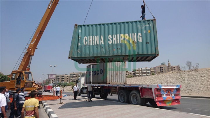 بالصور.. رفع حمولة "كونتينر" انقلب  داخل نفق زهراء المعادى