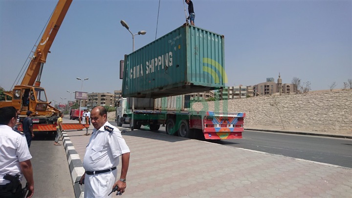 بالصور.. رفع حمولة "كونتينر" انقلب  داخل نفق زهراء المعادى