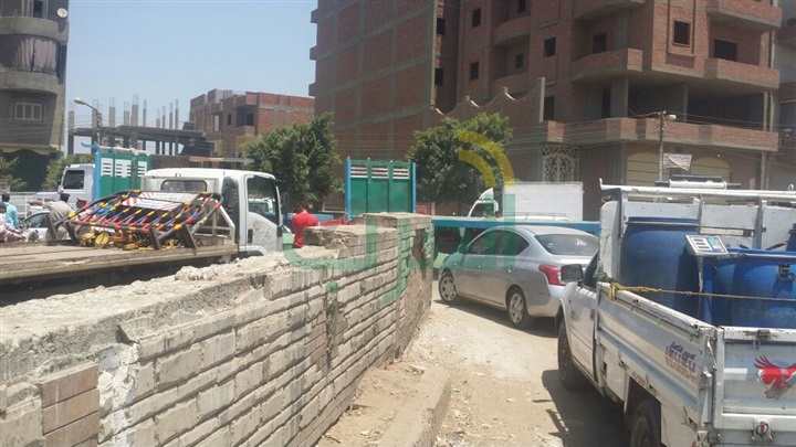 بالصور.. هبوط أرضى فى كوبرى الشموت ببنها