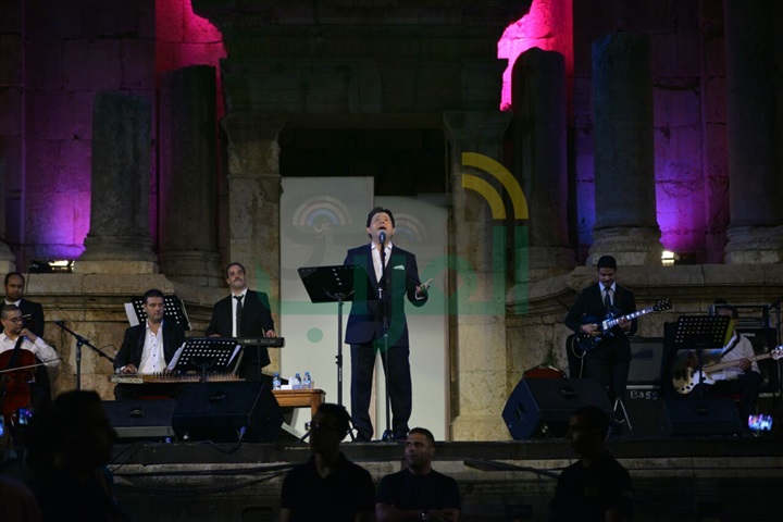 بالصور.. أمير الغناء العربي يشعل مهرجان جرش بأغنية خاصة للأردن