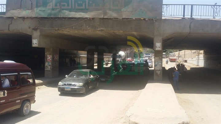 بالصور.. هبوط أرضى فى كوبرى الشموت ببنها