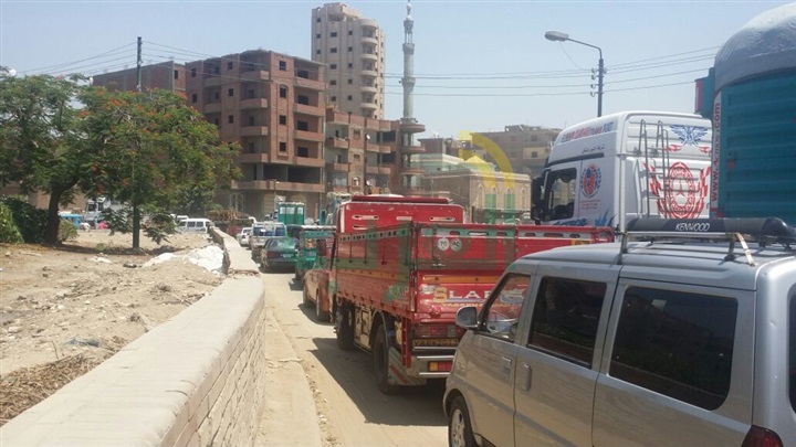 بالصور.. هبوط أرضى فى كوبرى الشموت ببنها