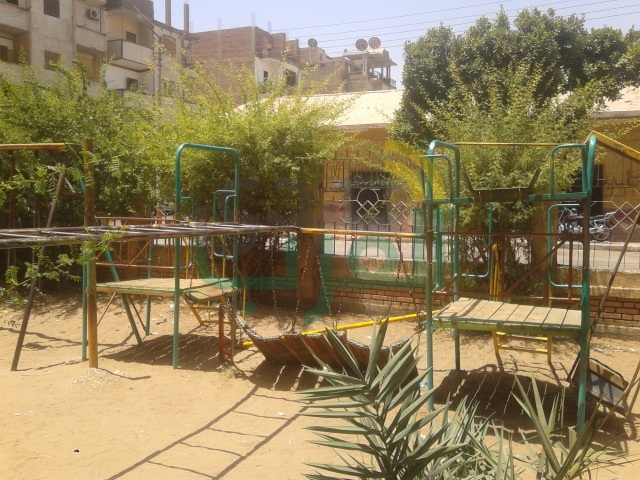 بالصور.. تهالك ألعاب حديقتي "الزهور" بنجع حمادي يُنذر بكارثة