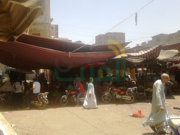 بالصور.. إقامة سوق عشوائية خلف الوحدة المحلية بنجع حمادي يثير غضب المواطنين