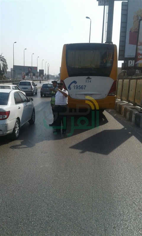 تصادم سيارتين ملاكي وتعطل أتوبيس يسفر عن إصابة شخصين وكثافات مرورية بكوبري أكتوبر