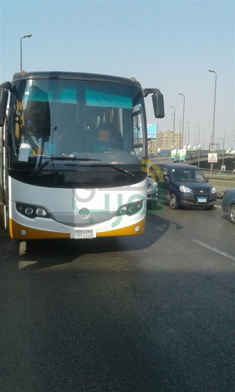 تصادم سيارتين ملاكي وتعطل أتوبيس يسفر عن إصابة شخصين وكثافات مرورية بكوبري أكتوبر