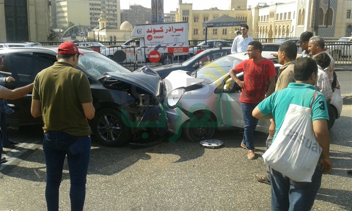 تصادم سيارتين ملاكي وتعطل أتوبيس يسفر عن إصابة شخصين وكثافات مرورية بكوبري أكتوبر