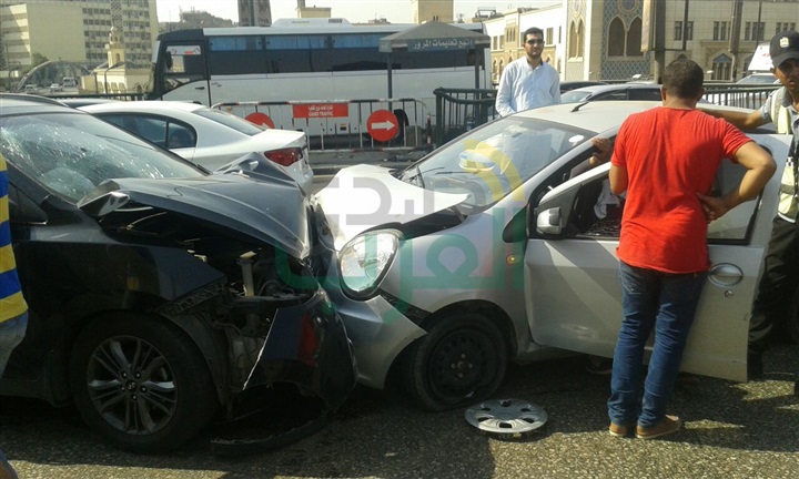 تصادم سيارتين ملاكي وتعطل أتوبيس يسفر عن إصابة شخصين وكثافات مرورية بكوبري أكتوبر