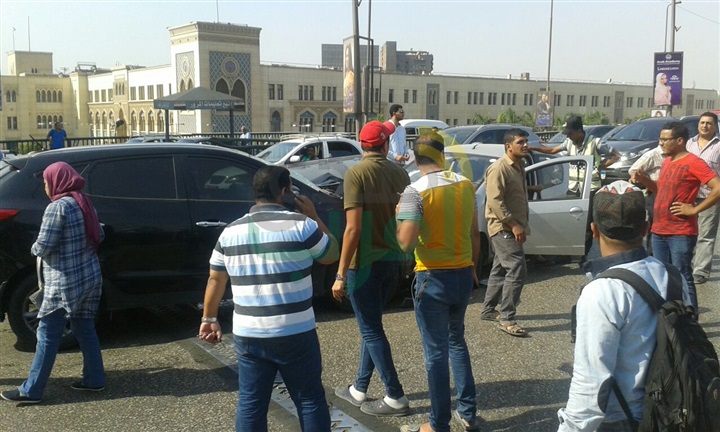 تصادم سيارتين ملاكي وتعطل أتوبيس يسفر عن إصابة شخصين وكثافات مرورية بكوبري أكتوبر