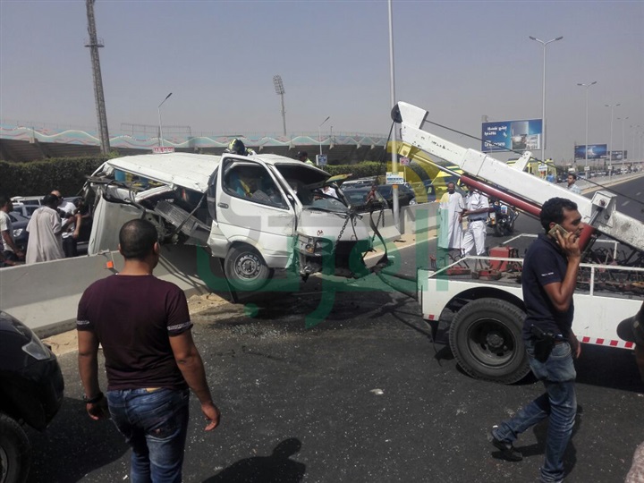 بالصور.. إصابة شخصين في حادث تصادم أعلى محور المشير