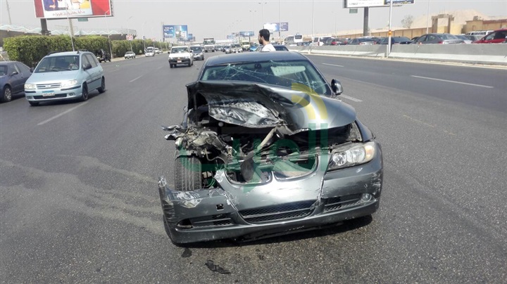 بالصور.. إصابة شخصين في حادث تصادم أعلى محور المشير