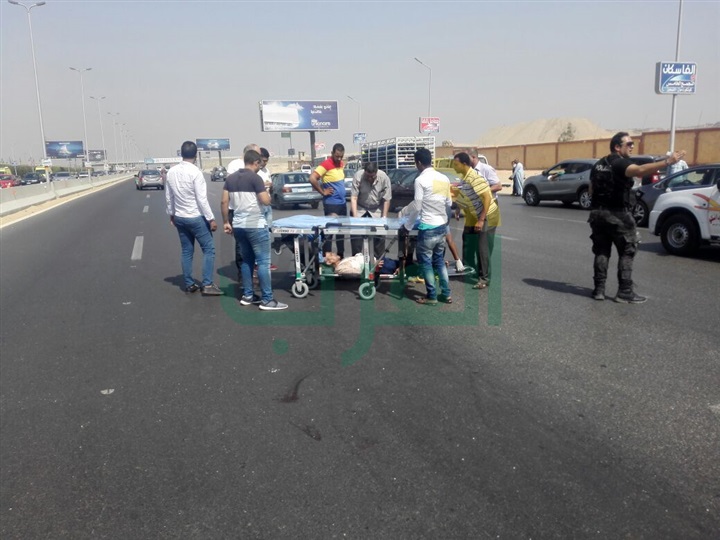 بالصور.. إصابة شخصين في حادث تصادم أعلى محور المشير