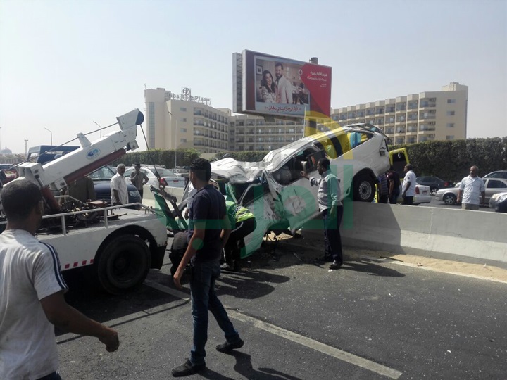 بالصور.. إصابة شخصين في حادث تصادم أعلى محور المشير