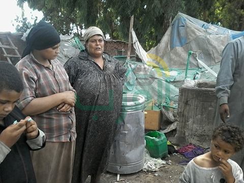 بالصور.. أسرة تعيش فى خيمة من 11 سنة بكفر شكر.. والمحافظ نايم فى العسل