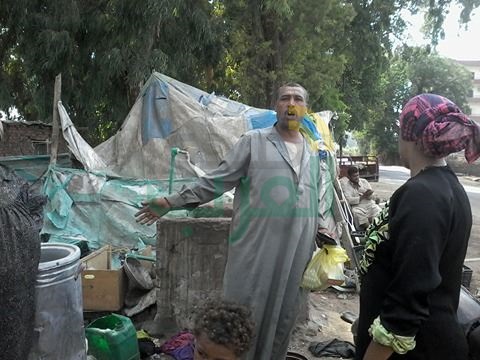 بالصور.. أسرة تعيش فى خيمة من 11 سنة بكفر شكر.. والمحافظ نايم فى العسل