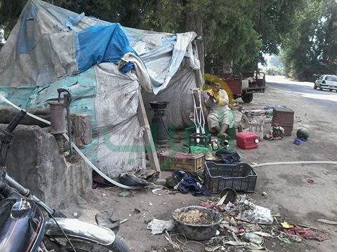 بالصور.. أسرة تعيش فى خيمة من 11 سنة بكفر شكر.. والمحافظ نايم فى العسل