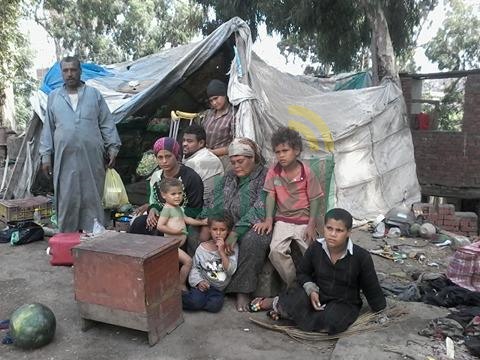 بالصور.. أسرة تعيش فى خيمة من 11 سنة بكفر شكر.. والمحافظ نايم فى العسل