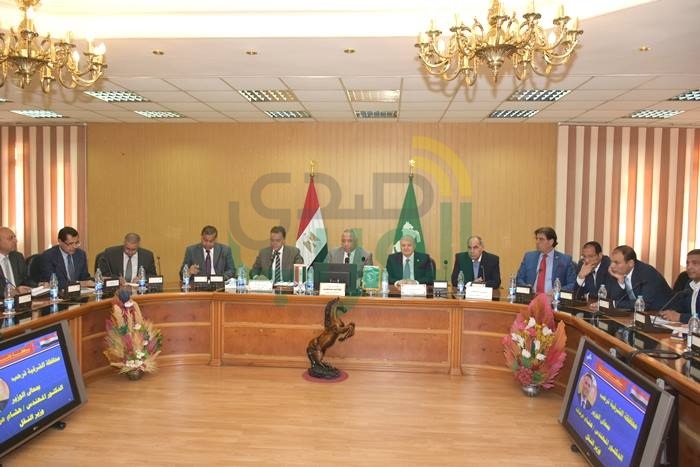 وزير النقل ومحافظ الشرقية يستعرضان مشروعات النقل المنفذه على أرض المحافظة