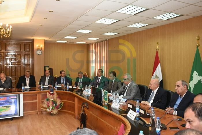 وزير النقل ومحافظ الشرقية يستعرضان مشروعات النقل المنفذه على أرض المحافظة
