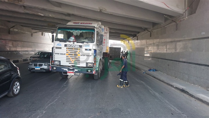 بالصور.. انقلاب "كونتينر" يتسبب في كثافات مرورية بنفق زهراء المعادي