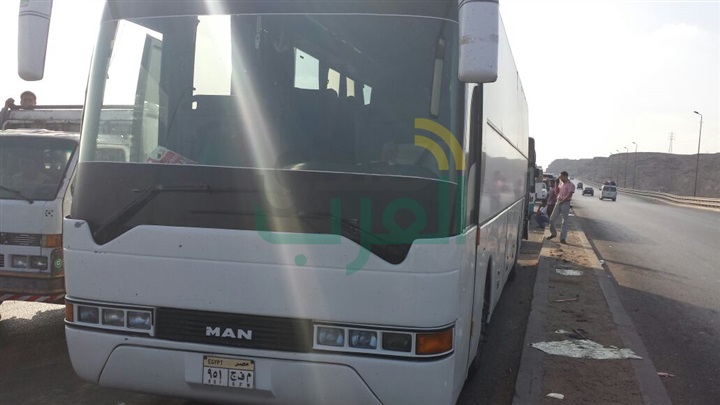 بالصور.. تصادم أتوبيس وميني باص بالاتوتوستراد