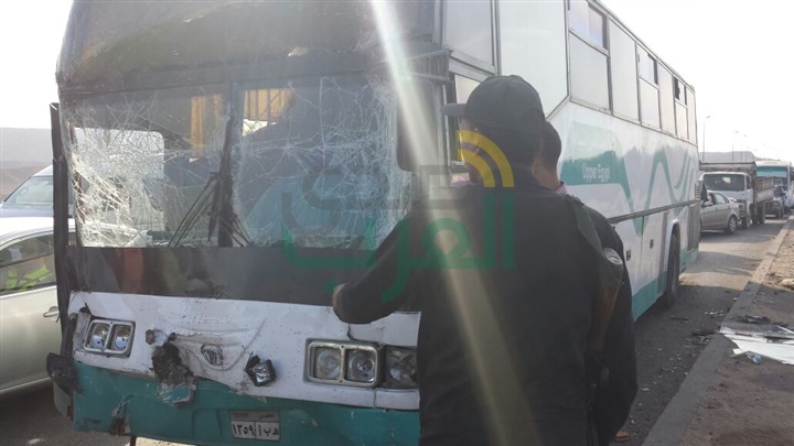 بالصور.. تصادم أتوبيس وميني باص بالاتوتوستراد