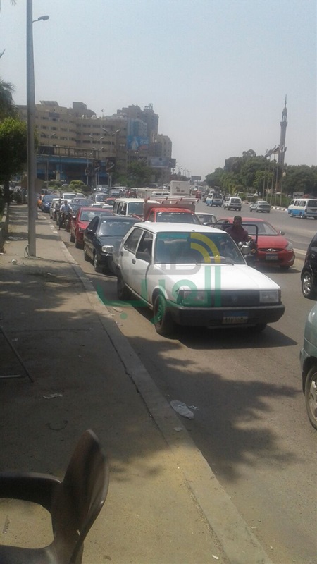 بالصور.. تغيير طبقة إسفلتية يتسبب في كثافات مرورية بكورنيش المعادي