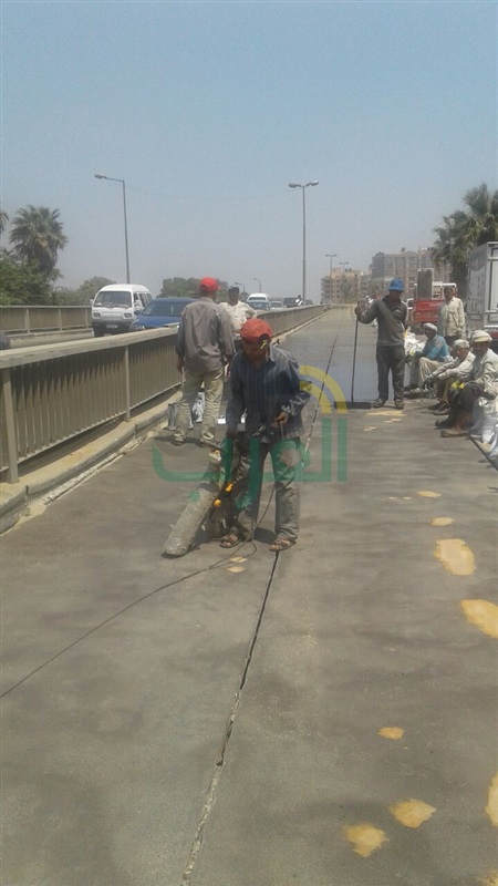 بالصور.. تغيير طبقة إسفلتية يتسبب في كثافات مرورية بكورنيش المعادي