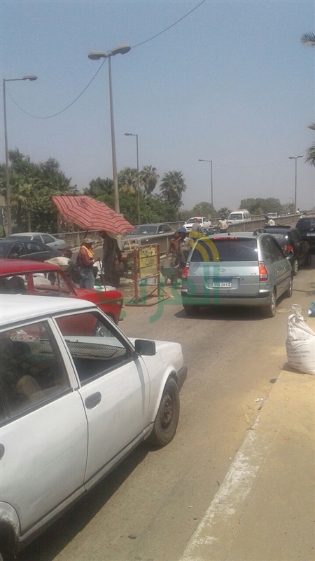 بالصور.. تغيير طبقة إسفلتية يتسبب في كثافات مرورية بكورنيش المعادي