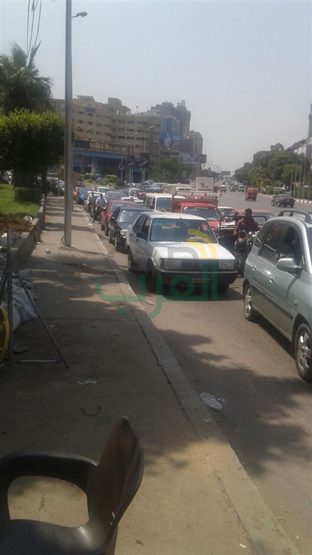 بالصور.. تغيير طبقة إسفلتية يتسبب في كثافات مرورية بكورنيش المعادي