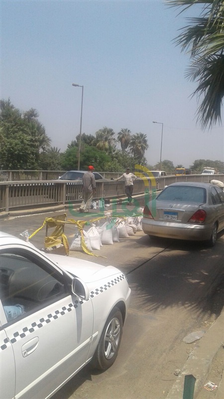 بالصور.. تغيير طبقة إسفلتية يتسبب في كثافات مرورية بكورنيش المعادي