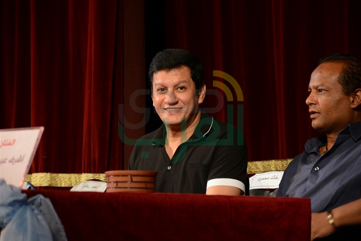بدء مؤتمر "الحفلة التنكرية".. وأبطال العرض يتغيبون عن الحضور بدء مؤتمر "الحفلة التنكرية".. وأبطال العرض يتغيبون عن الحضور