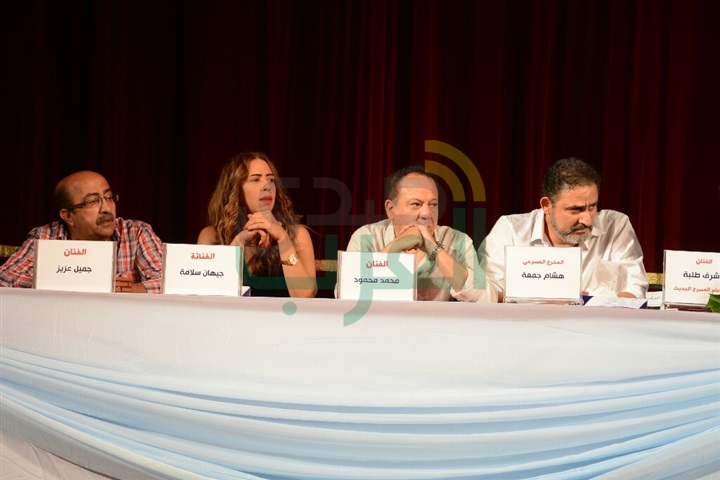 بدء مؤتمر "الحفلة التنكرية".. وأبطال العرض يتغيبون عن الحضور بدء مؤتمر "الحفلة التنكرية".. وأبطال العرض يتغيبون عن الحضور
